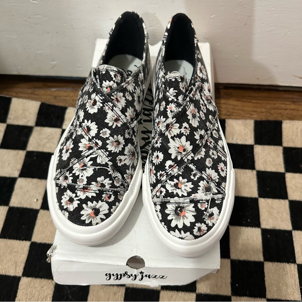 Gypsy Jazz Ivory Black Daisy Slip-On Sneakers